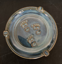 cendrier en grés  à décor de traces de pieds avec signature à définir  artisanat