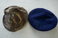chapeau brousse camouflage plus un béret militaire bleu doublé période indo