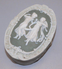 -BELLE ANCIENNE BOITE à BIJOUX BISCUIT WEDGWOOD VERT SAUGE & Pâle VITRINE    D