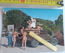 Groupe de nudistes à l'ile du