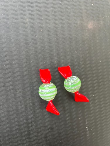 Deux bonbons décoratifs - , en