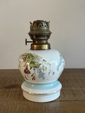 Ancienne Lampe à Pétrole en Faïence Fleurs Rouges Feuillages Bande Bleue