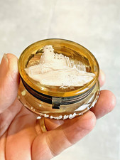 Ancien pilulier en verre émaillé décor de chateau.