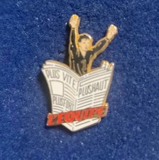 RARE PINS JOURNAL L'EQUIPE ROLAND GARROS ARTHUS BERTRAND PARIS MODÈLE NOIR