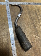 n° 2 OUTIL ANCIEN De Ferme , old tool, crochet forgé Tire Botte De Foins