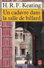 Un cadavre dans la salle de