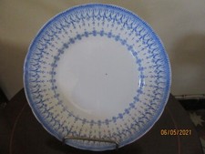 Une assiette plate de 23 cm