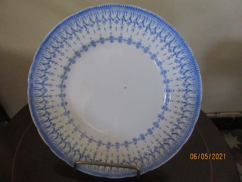 Une assiette plate cm - une, de