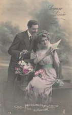 CP MESSAGERE D'AMOUR MOUSTACHU PANIER FLEURS FEMME ELEGANTE COLOMBE COUPLE 64061