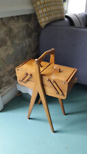 Travailleuse vintage scandinave en bois clair.