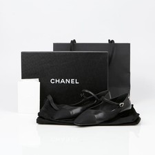 CHANEL Bottes plates à bout rond en cuir d'agneau bicolore 36 148465223