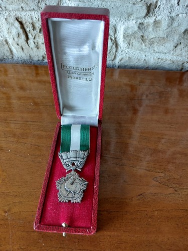 Ancienne medaille dans - dans, sa