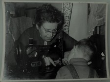 PHOTO D'ART DE 1960 .SINGER. COUTURE DE G.TEISENTZ . 29x39 cm . SNAPSHOT VINTAGE