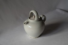 Pot ancien en faience blanche