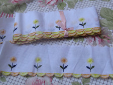 410 cm de galon ancien brodé  de fleurs larg 7 cm origine suisse