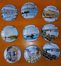 B11) Un lot de 9 capsules