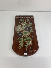 Tuile plate à accrocher peinte vernis décors fleurs signée mais j’arrive pas lir