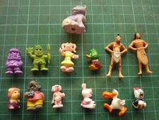 - 13 figurines, personnages minatures jouets divers de 1,5 cm à 3,8 cm KINDER au