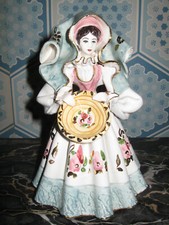 ANCIENNE DAME EN CÉRAMIQUE