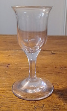 MIGNON PETIT VERRE A PIED  A PORTO OU CORDIAL EN CRISTAL SOUFFLE ET TAILLE XIX è