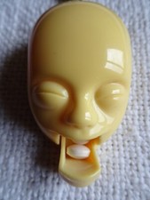 Porte-clef Boite à bonbons-distributeur de cachet en forme de tête de bébé jaune