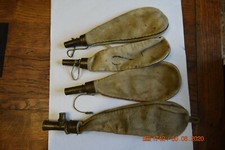 QUATRE POIRES A PLOMBS EN PEAU DE CHAMOIS ET BECS DOSEURS EN LAITON XIX siècle.