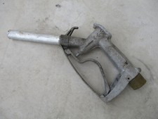 UR Pistolet de pompe a essence volucompteur , bidon huile ancien oil can tin