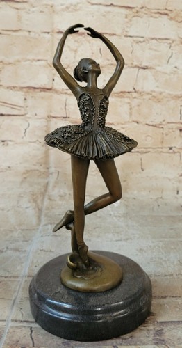 Sculpture statue figurine - sculpture,