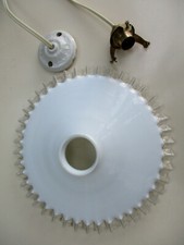 Suspension ancienne en opaline dentelée