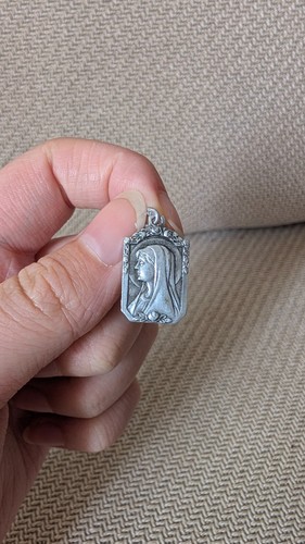 Pendentif médaille religieuse