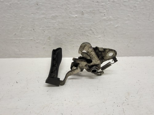 Système attache capot moteur