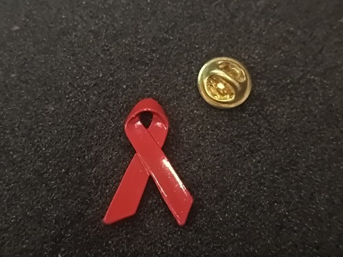 Pin ruban rouge contre - pin's,