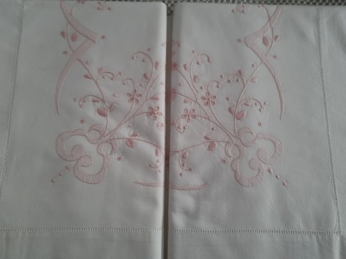 Spectaculaire drap brodé