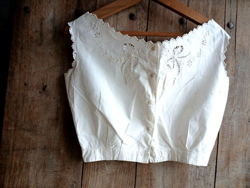 Haut ancien féminin - , brodé