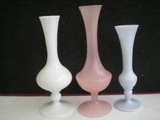 TROIS VASES EN OPALINE BLANC ROSE ET BLEU CLAIR SUR PIEDS FLEURS DECORATION