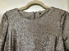Robe argentée à paillettes