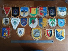 Lot de 19 petits fanions