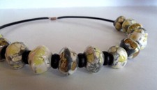 Collier perles galets céramique raku argenté blanc noir artisanat