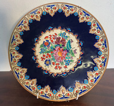 Plat rond aux émaux de Longwy à fond bleu de four, décor fleurs Ø 36 cm
