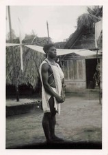 ANCIENNE PHOTO GUYANE ~1950 JEUNE HOMME EN TENUE TRADITIONNELLE DANS UN VILLAGE
