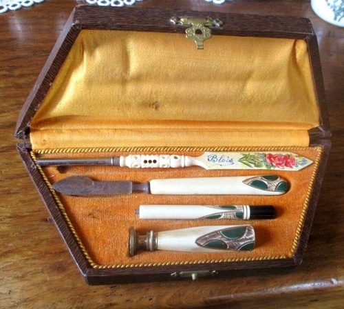 Ancien nécessaire - , à