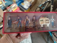 COFFRET 5 FIGURINES et un Chariot Alimentaire  GARE  1/43