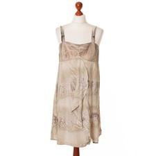 Robe beige sans manches