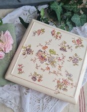 ANCIEN  DESSOUS DE PLAT DECOR DE FLEURS FAIENCE