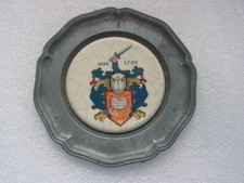 Petite coupelle en étain avec motif en porcelaine à accrocher au mur.