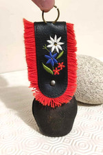 cloche à vache ancienne en métal cuir vintage