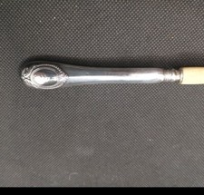 ancienne cuillère à bouillie UN  MÉDAILLON SUR LE MANCHE. 