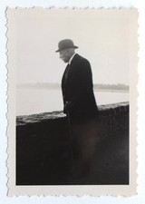 Homme chapeau melon profil moustache regarde mer - Photo ancienne snapshot