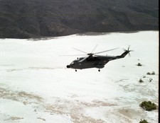 Négatif couleur du SA 321 Super Frelon en vol sur le Lac Assal