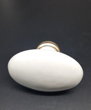 Poignée de porte ancienne en porcelaine blanche et laiton - Ovale TBE N04